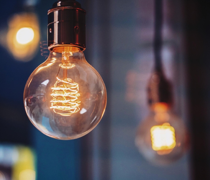 Ampoule allumée illustrant une installation électrique – Jean-Luc Broussy