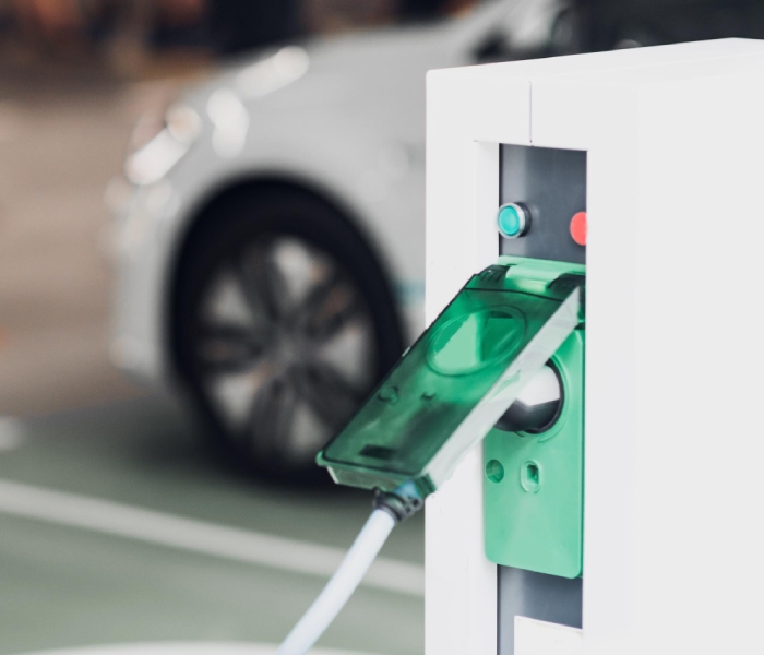 Câble branché sur une borne de recharge pour véhicule électrique – Jean-Luc Broussy